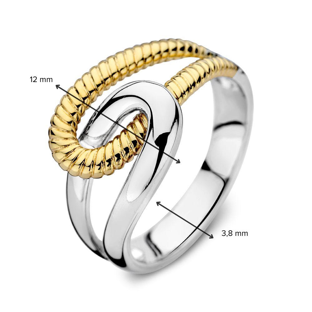De Zilveren Damesring met 14 Karaat Goud - Gedraaide Gouden Baan van Excellent Jewelry is een minimalistische ring met unieke gedraaide vorm, ribbelaccent in goud van 12 mm en een bandbreedte van 3,8 mm.