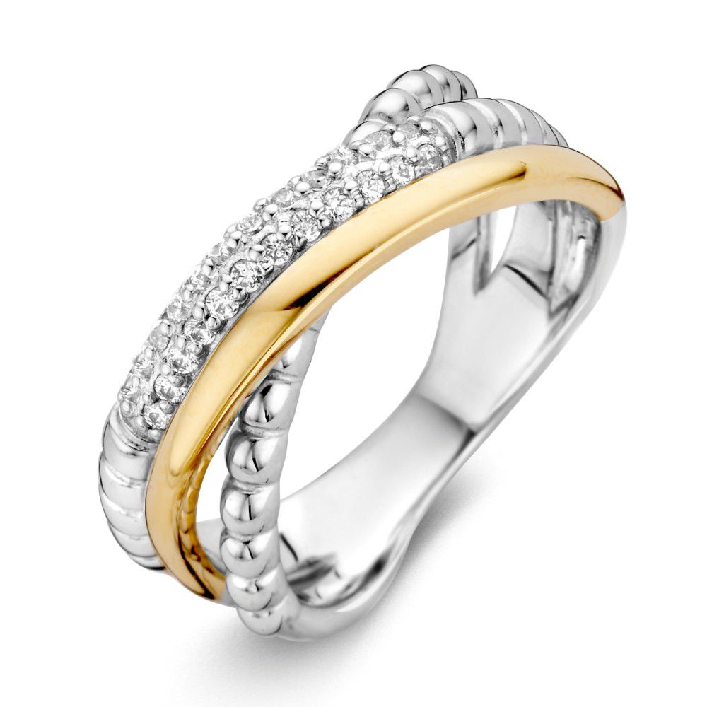 De Excellent Jewelry Gerhodineerde Zilveren Damesring met 14 Karaat Goud en Zirkonia's (8,3mm) combineert een geribbelde zilveren band met een gouden band en schitterende zirkonia, elegant in elkaar verweven. Gratis verzending.