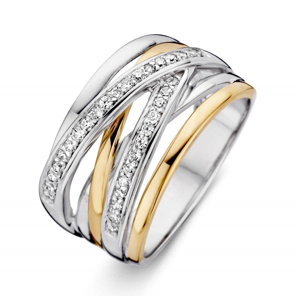 De Zilveren Damesring met 14 Karaat Geel Gouden Zetting en Witte Zirkonia van Excellent Jewelry heeft een elegant kriskras patroon en tijdloos ontwerp.