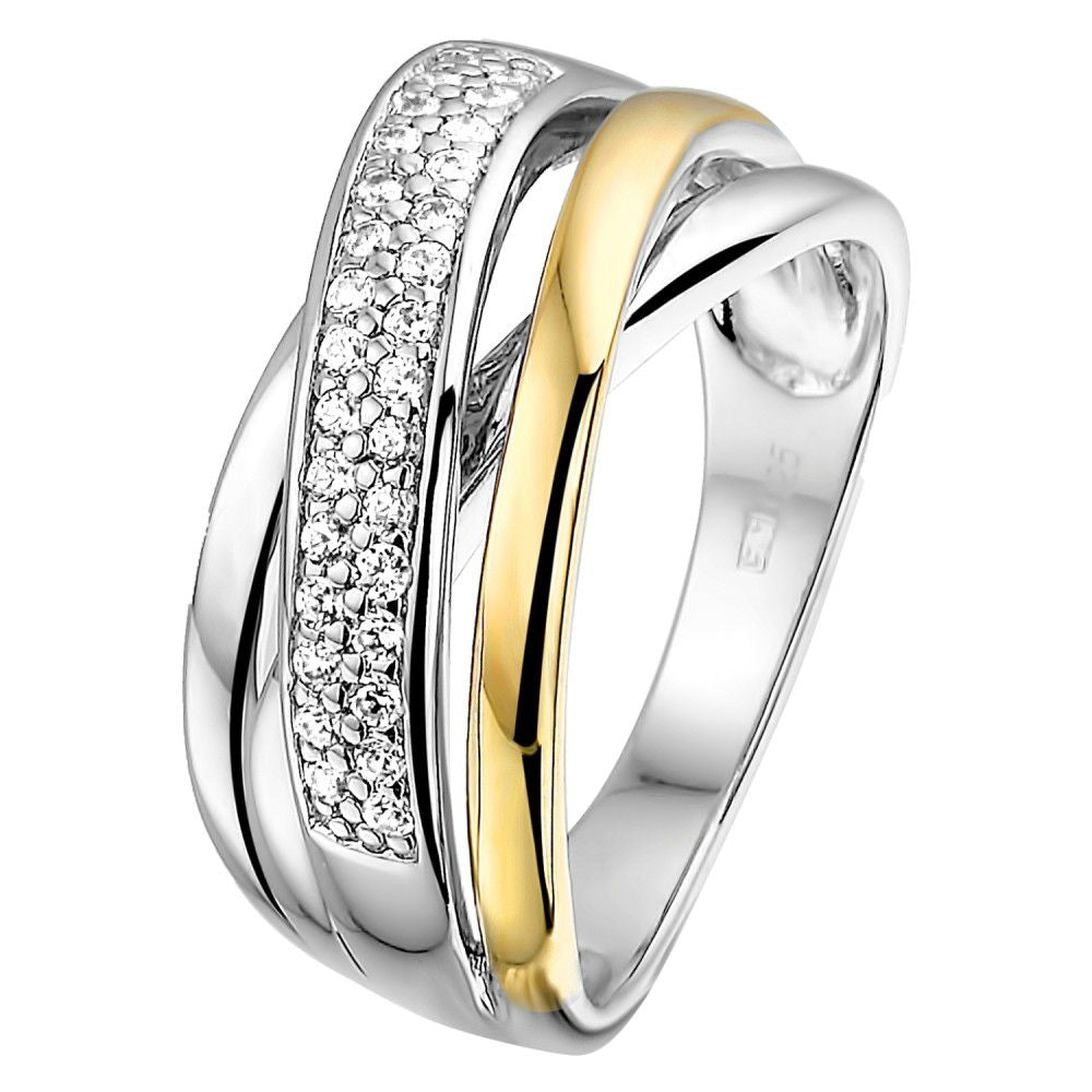 De Excellent Jewelry Zilveren Damesring met 14 Karaat Geel Gouden Zetting en Zirkonia is een verfijnd ontwerp, met gevlochten zilver- en goudkleurige banden, waarvan één fonkelt met witte zirkonia.