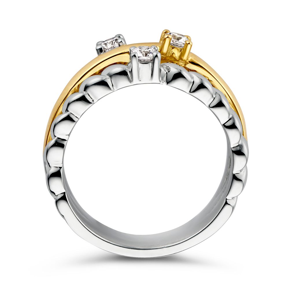 De Excellent Jewelry Zilver en 14 Karaat Gele Gouden Ring voor Dames met Zirkonia combineert een zilveren band met tekstuur en een kleinere geelgouden ring, beide met vierkante zirkonia in een chaton zetting.