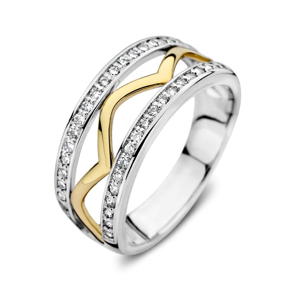 Zilveren ring met 14 karaat geelgouden golfdetail en zirkonia's aan de zijkanten.