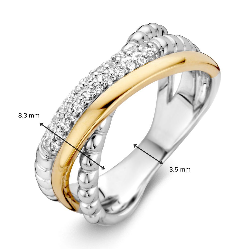 De Gerhodineerde Zilveren Damesring van Excellent Jewelry heeft een breedte van 8,3 mm, met 14 karaat goud en zirkonia's in de gedraaide banden. Gratis verzending.