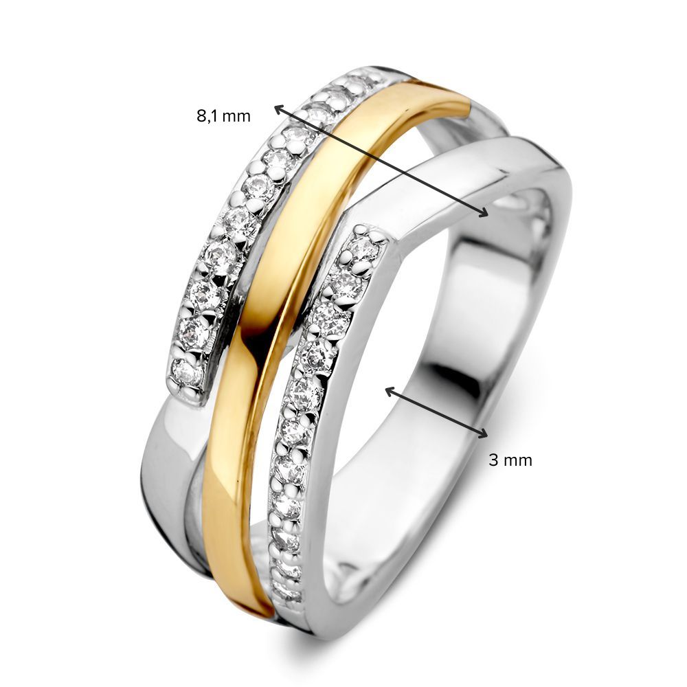 De Excellent Jewelry Gerhodineerde Zilveren Damesring met 14 karaat geelgoud en zirkonia heeft twee rijen zirkonia, waarvan één rij 8,1 mm breed is; de band is 3 mm breed.