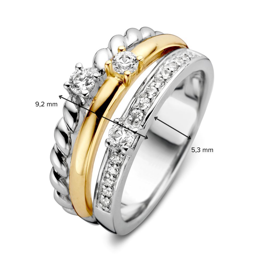 Twee in elkaar gevlochten ringen van Excellent Jewelry: een 14 karaat geelgouden ring met gedraaide band en zirkonia (hoogte 9,2 mm), en een zilveren ring met zirkonia rij (breedte 5,3 mm). Product: Zilver en 14 Karaat Gele Gouden Ring voor Dames met Zirkonia.