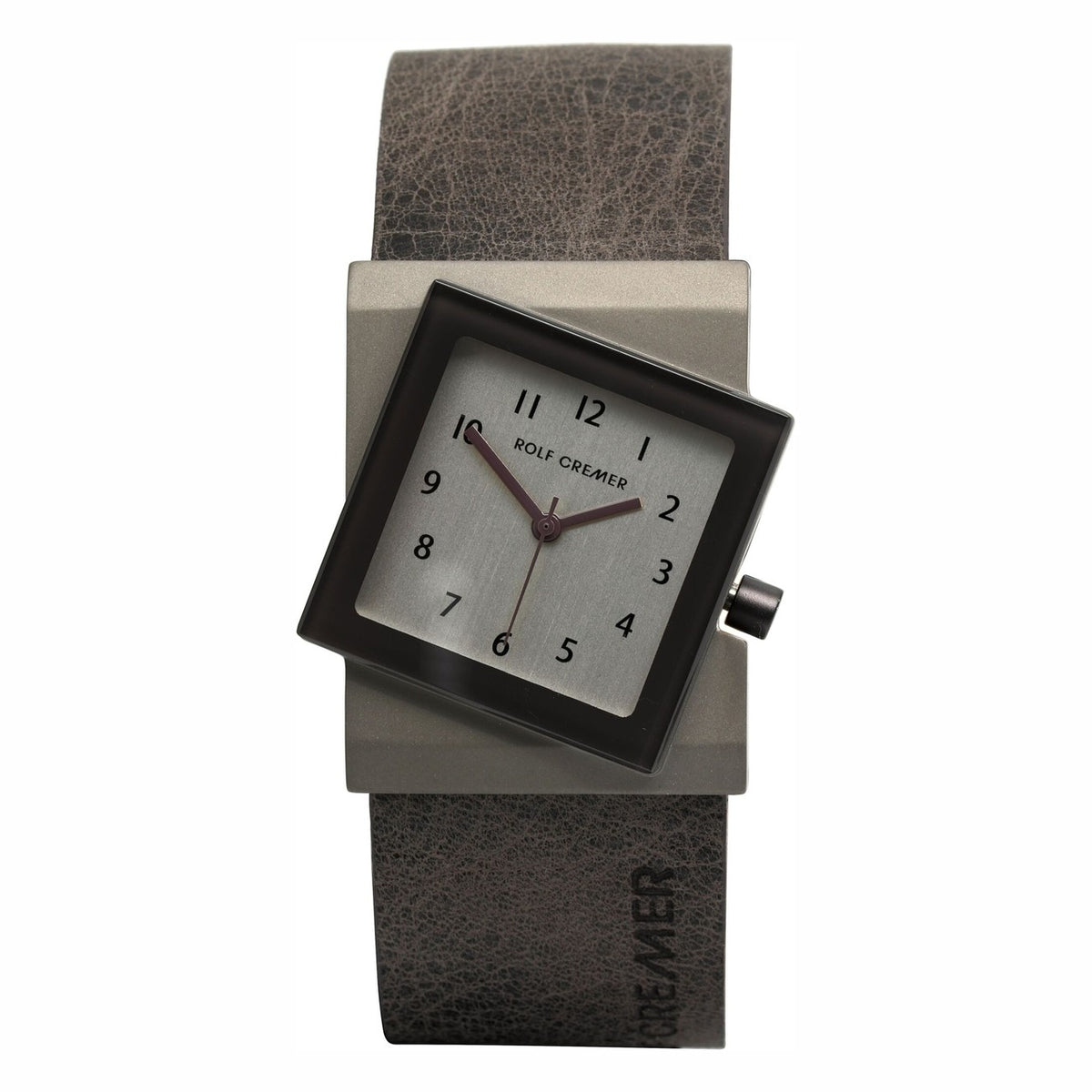Vierkant Rolf Cremer horloge met grijze wijzerplaat, zwarte wijzers en een leren band in bruin.