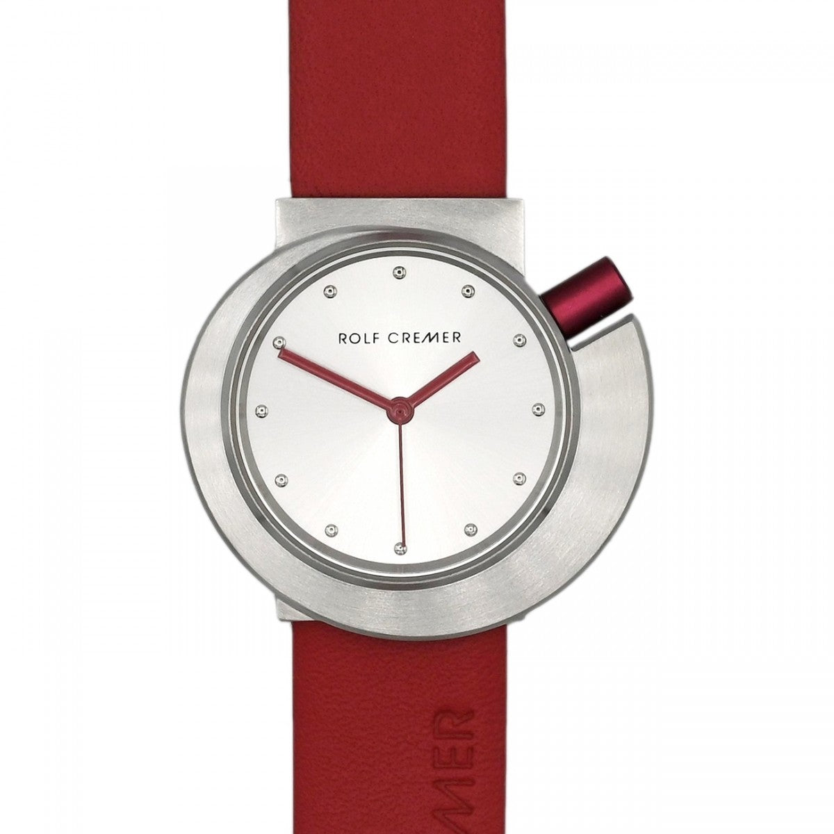 Rood leren horloge met een ronde zilveren kast en witte wijzerplaat, voorzien van een opvallende kroon.