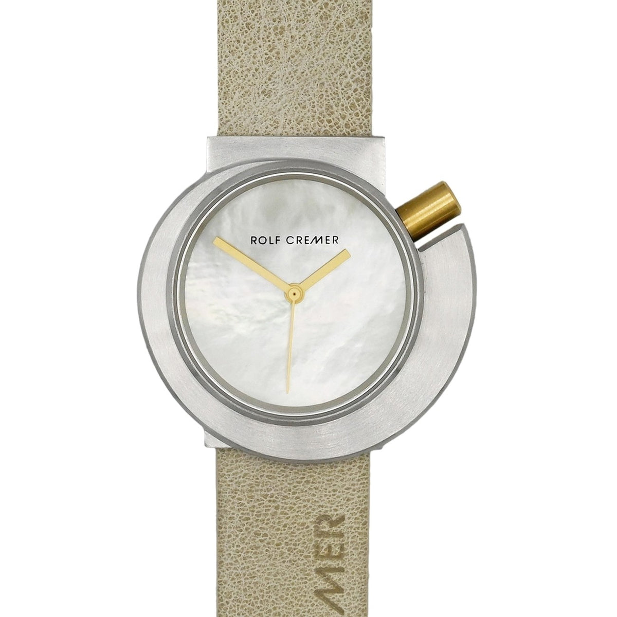 Zilveren horloge met een parelmoeren wijzerplaat, gele wijzers en een beige leren band.