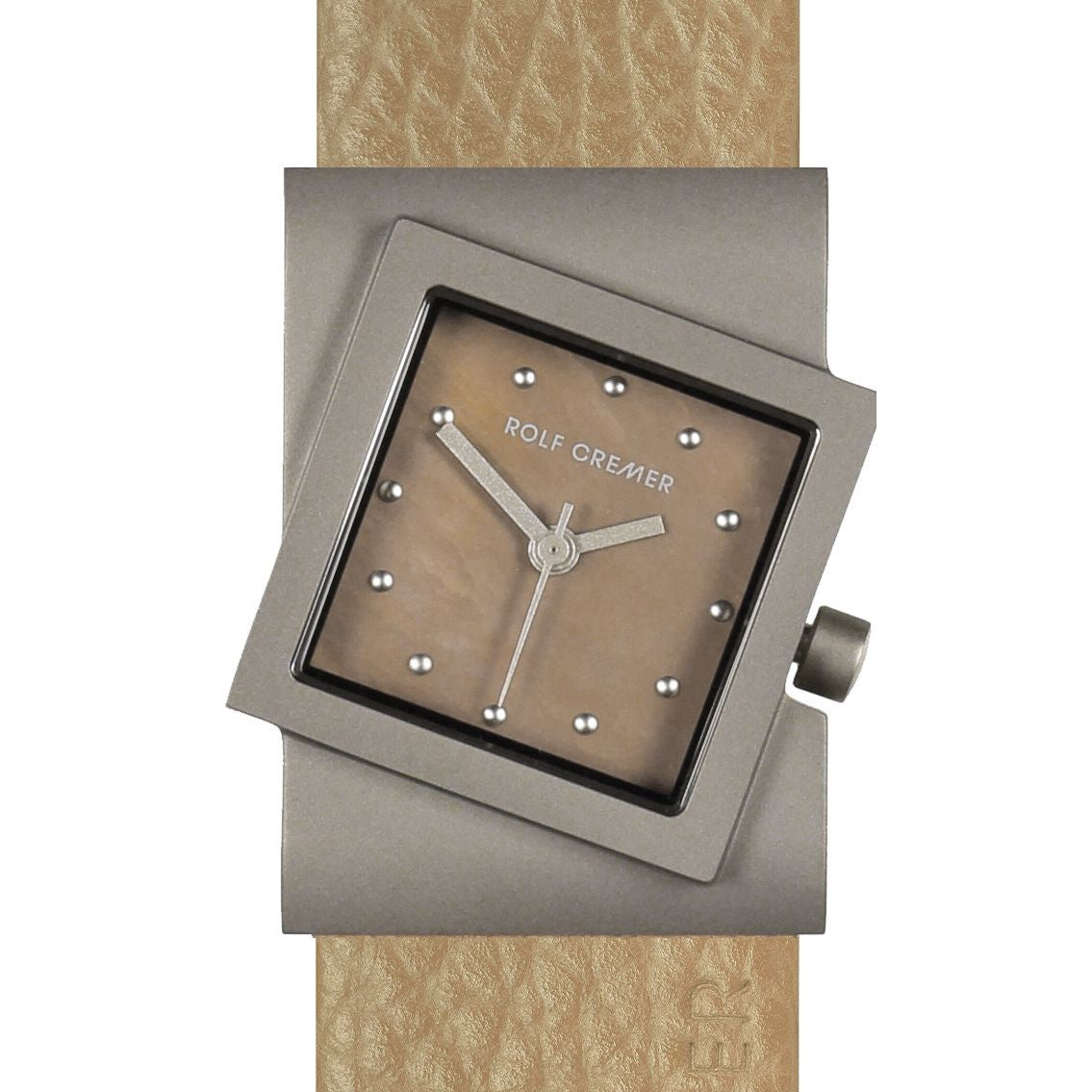 Titanium horloge met vierkante kast, beige wijzerplaat en lichtbruine leren band.