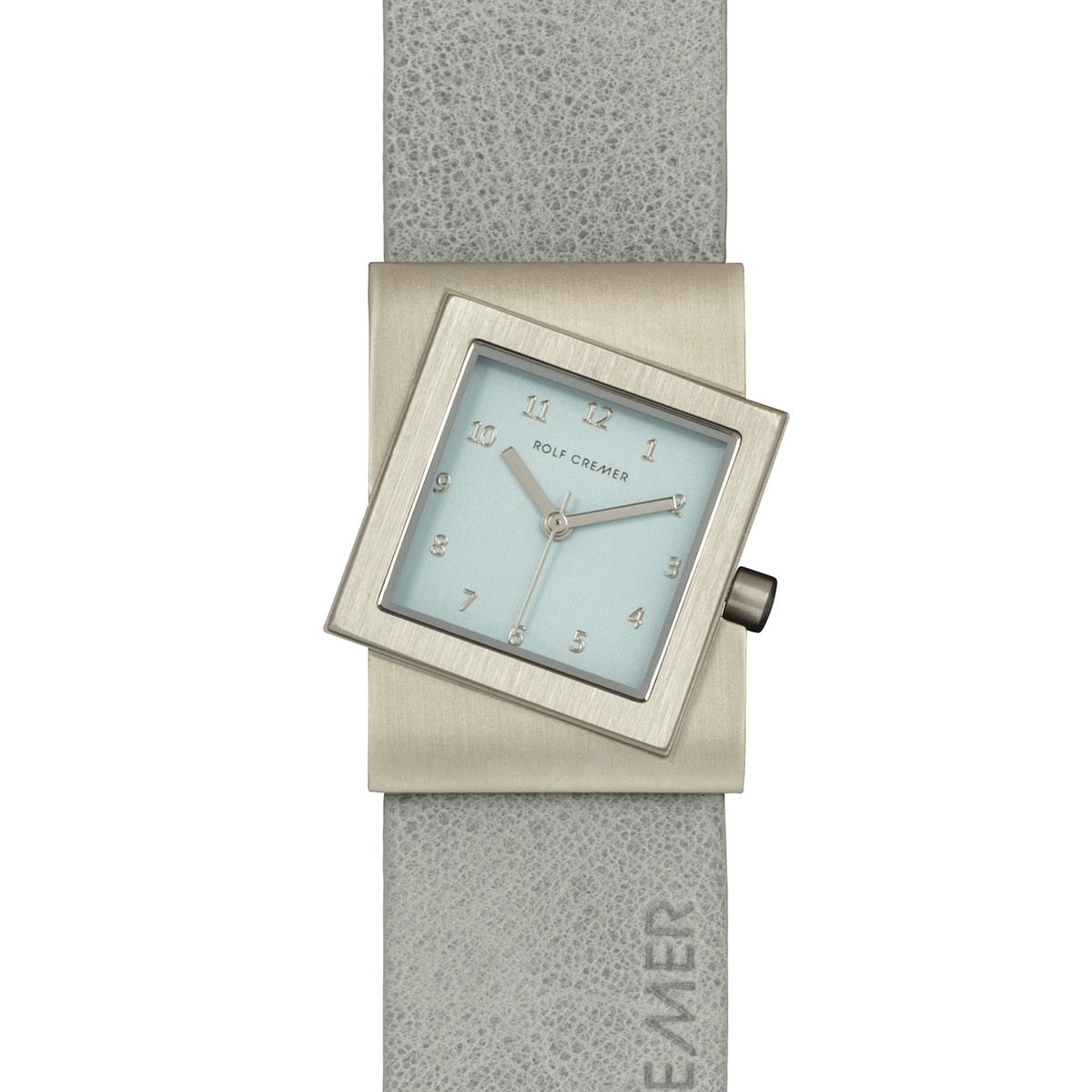 Zilveren horloge met vierkante wijzerplaat, lichtblauwe achtergrond en grijze leren band.