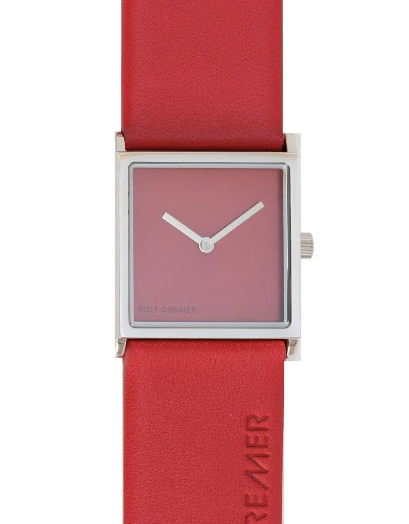 Vierkant horloge met een rode wijzerplaat, zilveren kast en een rode leren band.