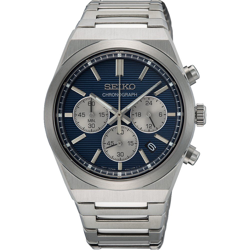 Stalen chronograaf horloge met een blauwe wijzerplaat en drie sub-dials.