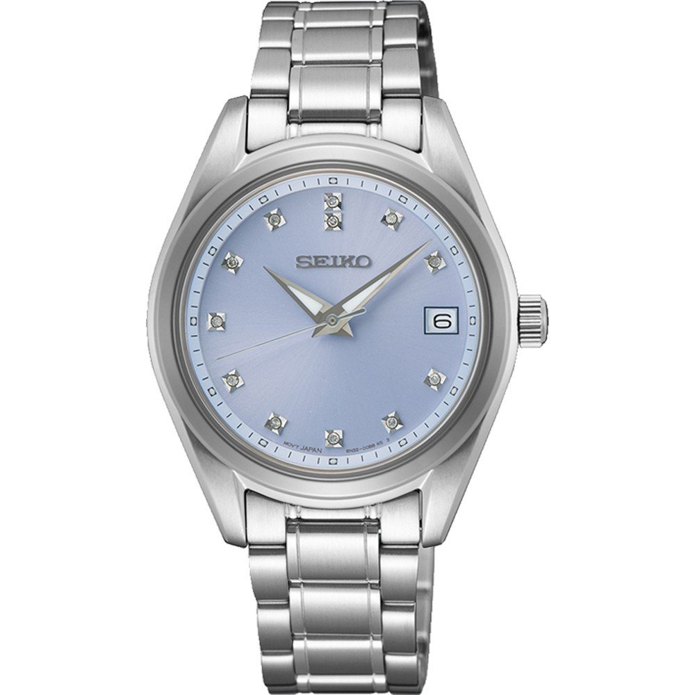 Zilveren horloge met blauwe wijzerplaat, diamantaccenten en een metalen schakelband.