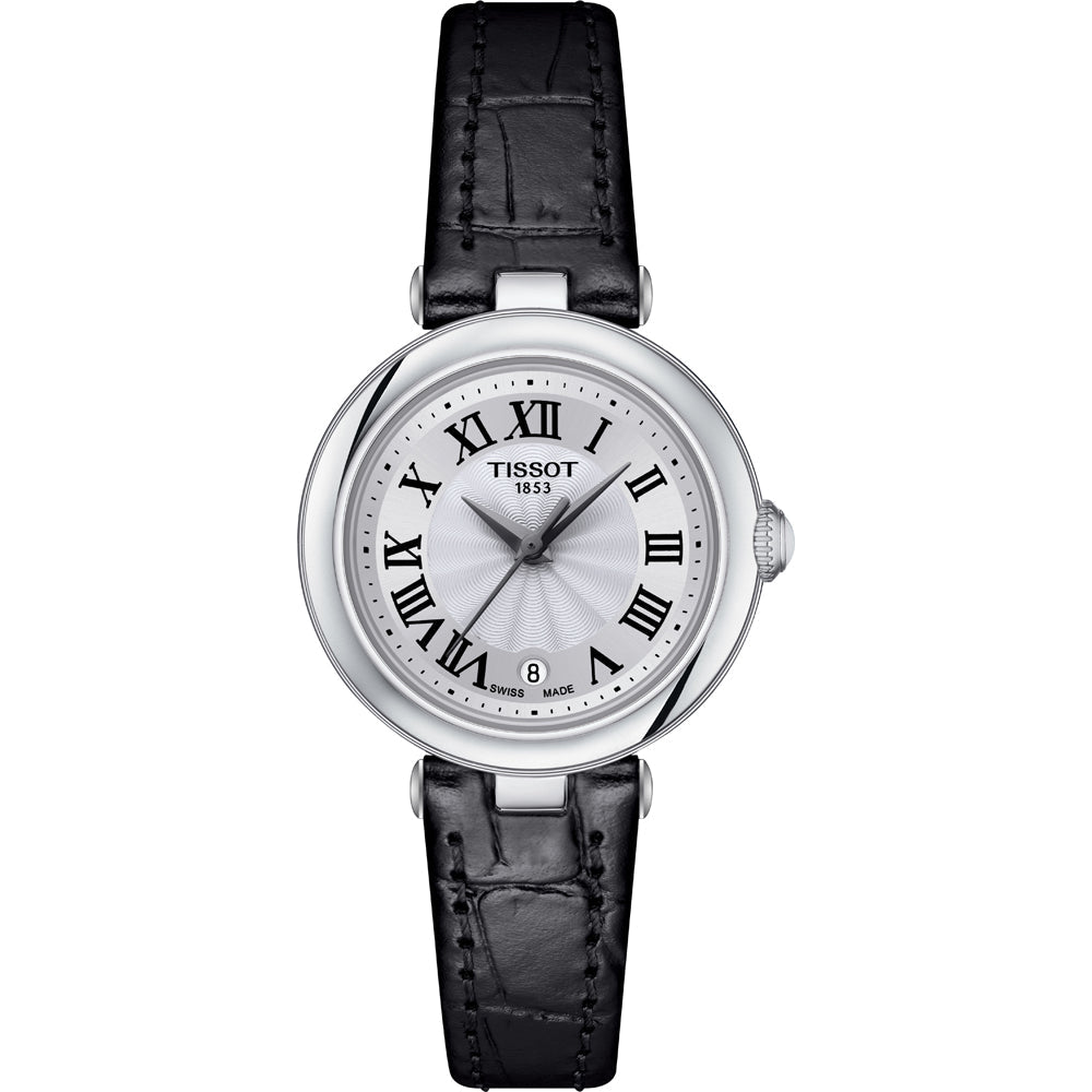 Zilveren horloge met een witte wijzerplaat en Romeinse cijfers, voorzien van een zwarte leren band.
