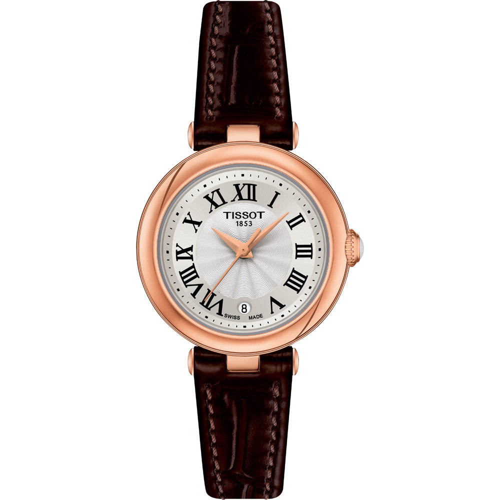 Roségouden horloge met een witte wijzerplaat en Romeinse cijfers, afgewerkt met een donkerbruine leren band.