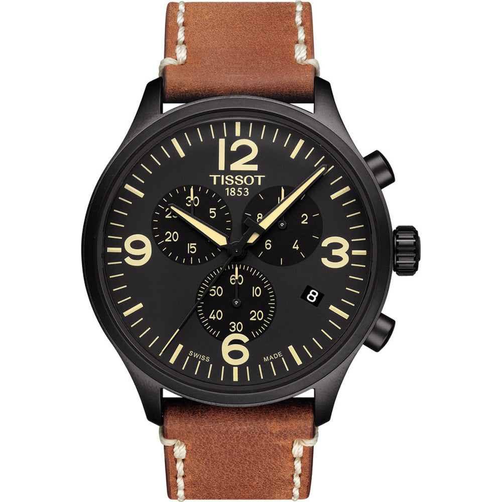 Zwart chronograaf horloge met een leren band, grote wijzerplaat en opvallende cijfers.