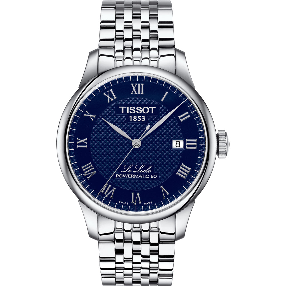 Zilveren horloge met een blauwe wijzerplaat, Romeinse cijfers en een mesh-band.