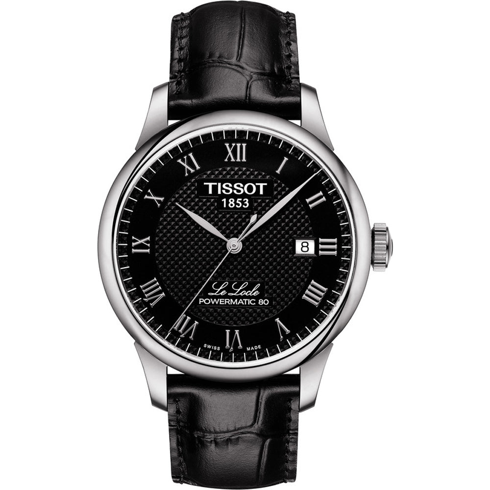 Zilveren horloge met zwarte wijzerplaat, Romeinse cijfers en leren band.