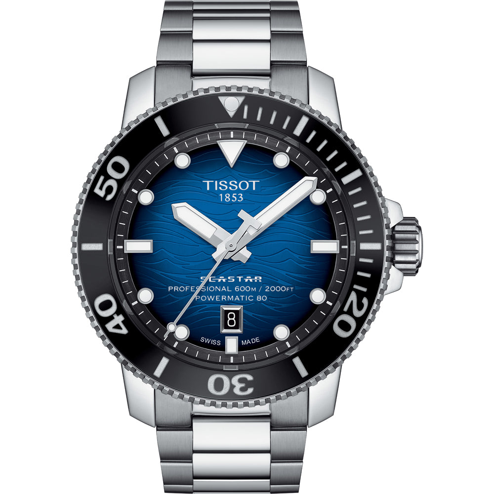 Zilveren duikhorloge met blauwe wijzerplaat, zwarte lunette en datumaanduiding op 6 uur.