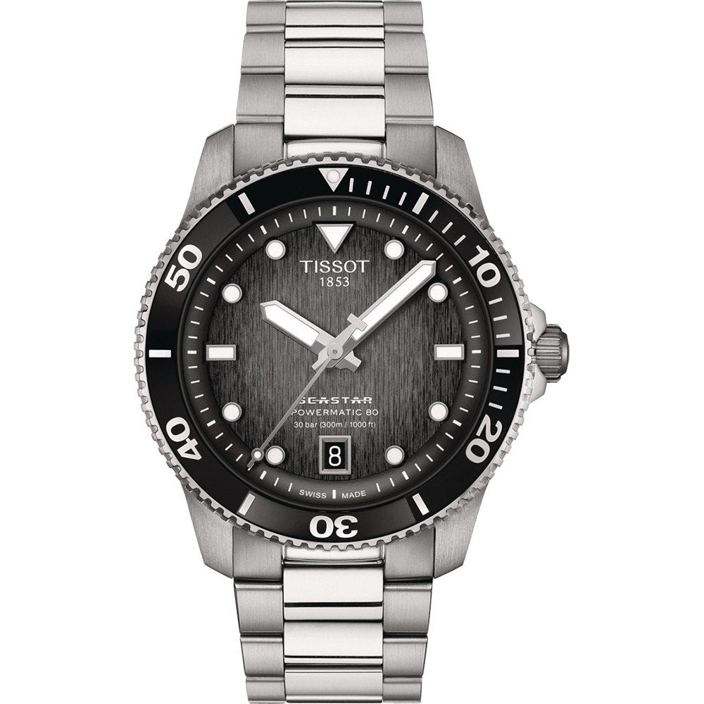 Zilveren duikhorloge met zwarte wijzerplaat, datumweergave en een stalen band.
