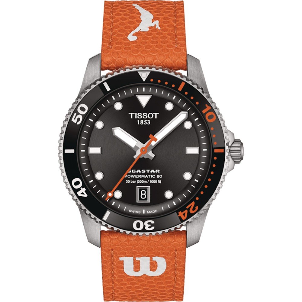 Zilveren horloge met zwarte wijzerplaat, oranje leren band en waterdichte functie.