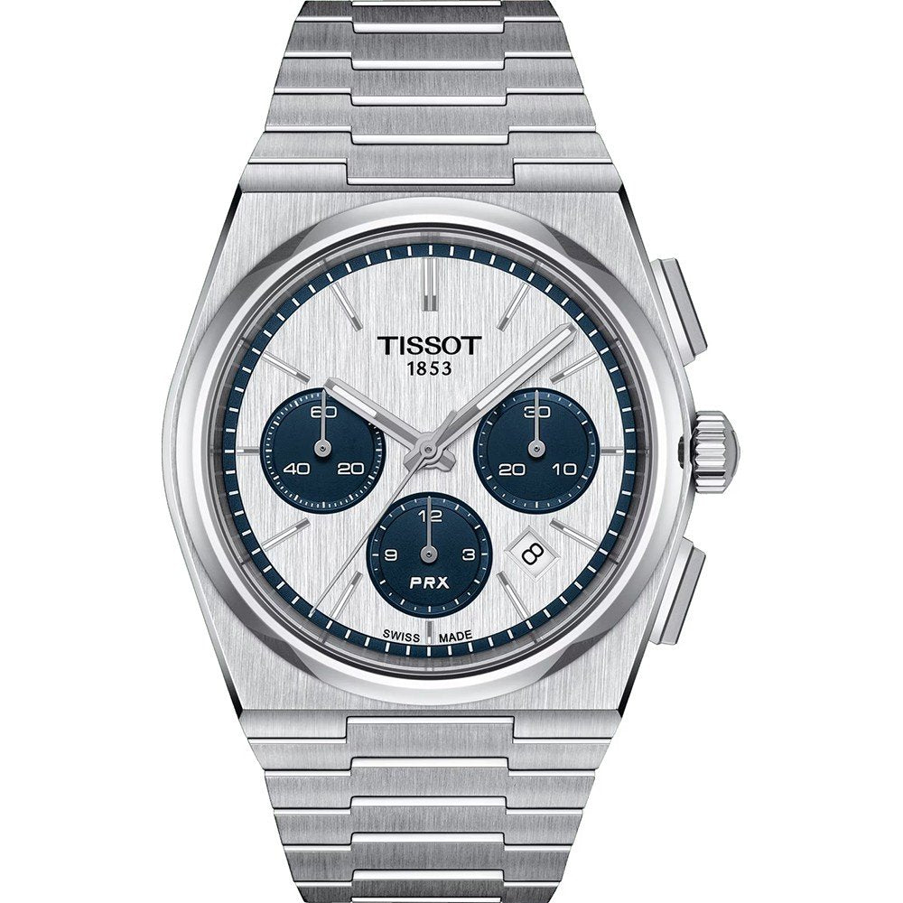 Zilveren horloge met een witte wijzerplaat en drie blauwe chronograafsubdial, voorzien van een stalen schakelband.