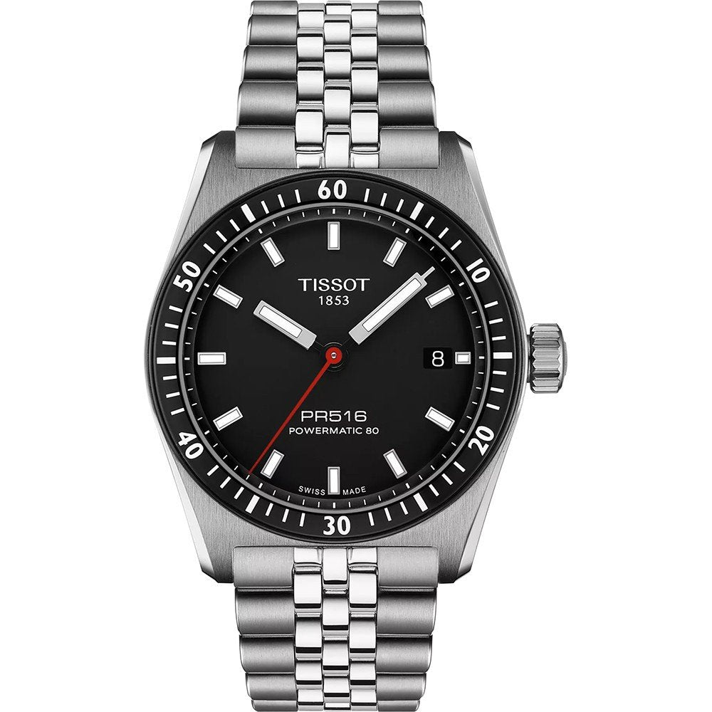 Zilveren horloge met een zwarte wijzerplaat, datumaweergave en een stalen mesh-band.