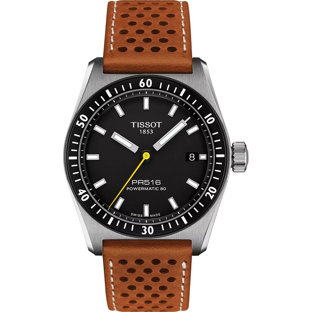 Zwart horloge met een stalen kast, gele secondewijzer en bruine leren band met perforaties.