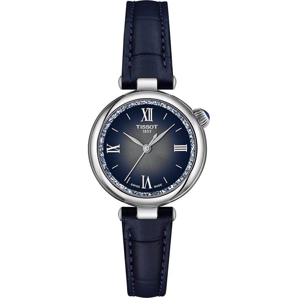 Zilveren horloge met een blauwe wijzerplaat, Romeinse cijfers en een leren band in donkerblauw.