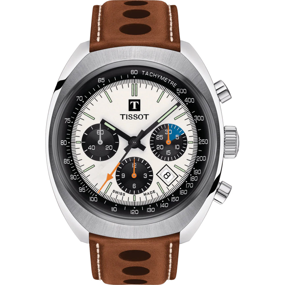 Zilveren chronograaf met witte wijzerplaat, bruine leren band en zwarte en oranje accenten.
