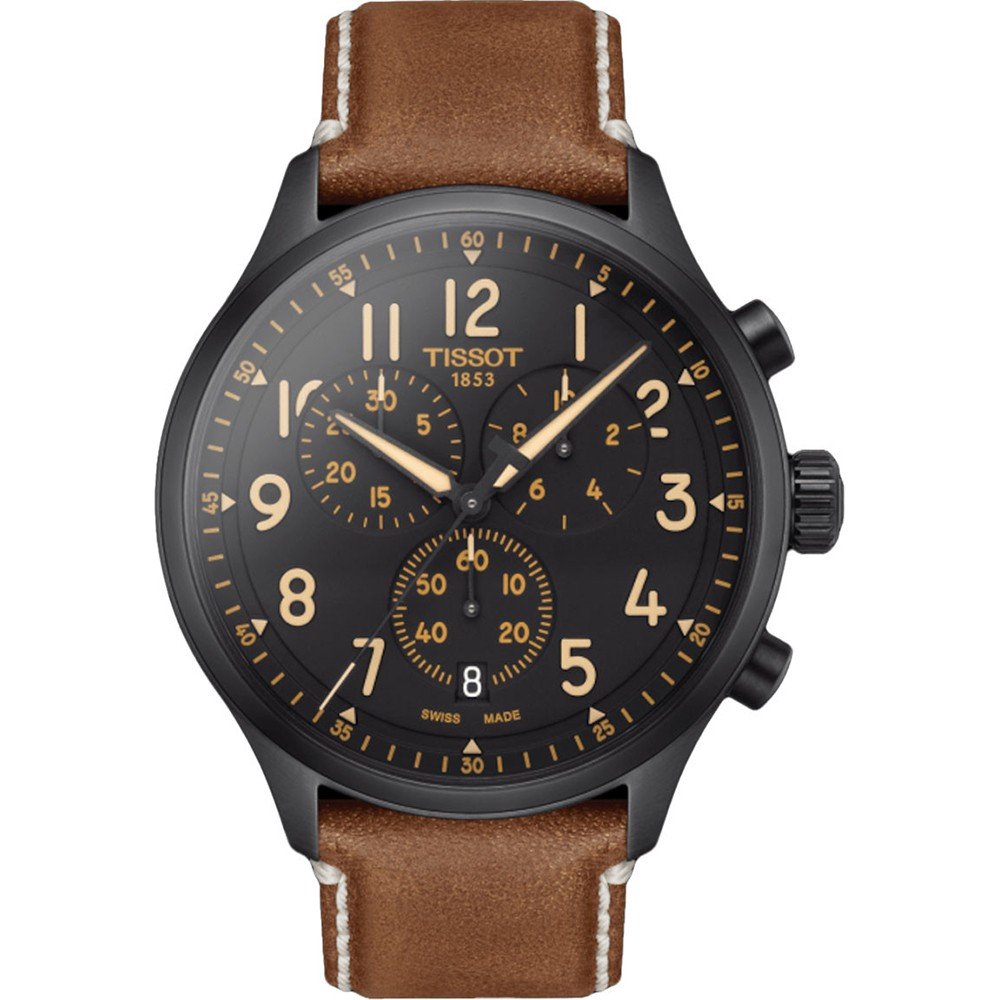 Zwart chronograaf horloge met een leren band in bruin en een zwarte wijzerplaat met gouden cijfers.