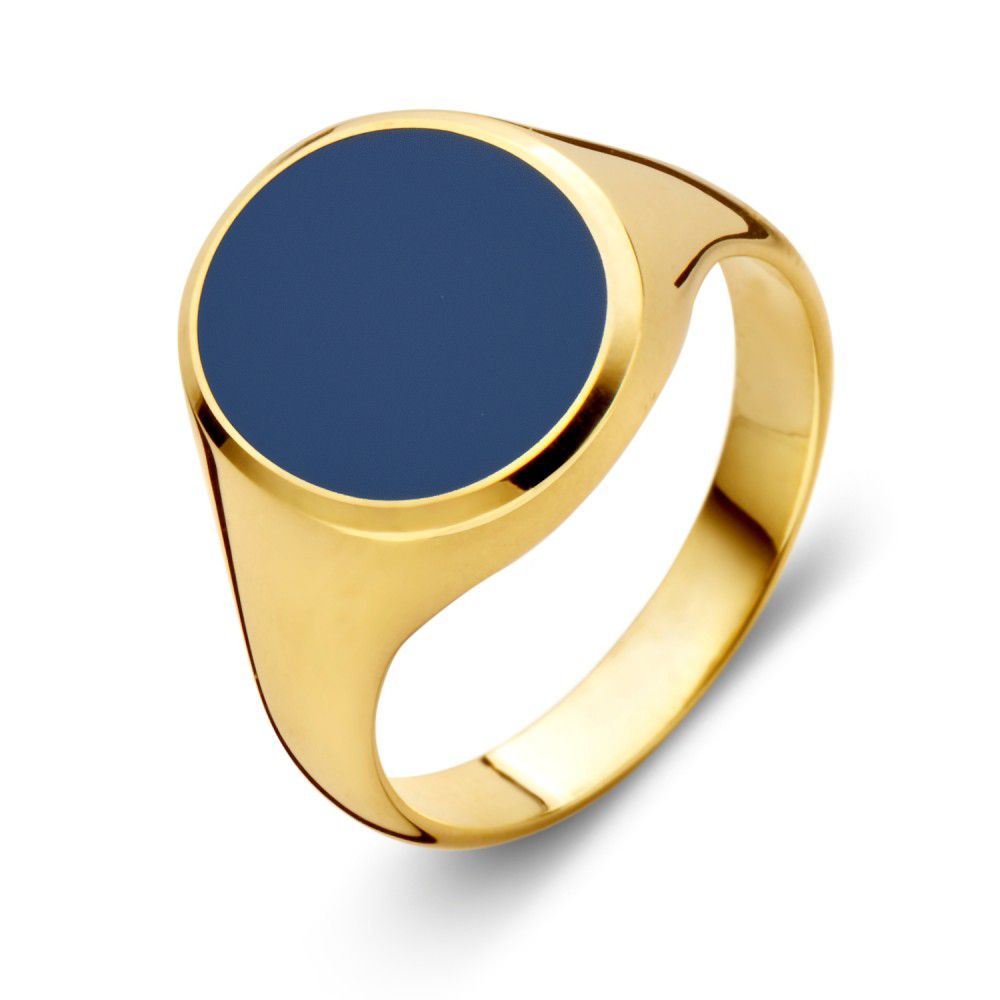 De Handgemaakte 14 Karaat Gele Gouden Zegelring voor Heren met Blauwe Lagensteen van Excellent Jewelry is op de foto te zien met een gladde, ronde blauwe steen in het midden tegen een witte achtergrond.