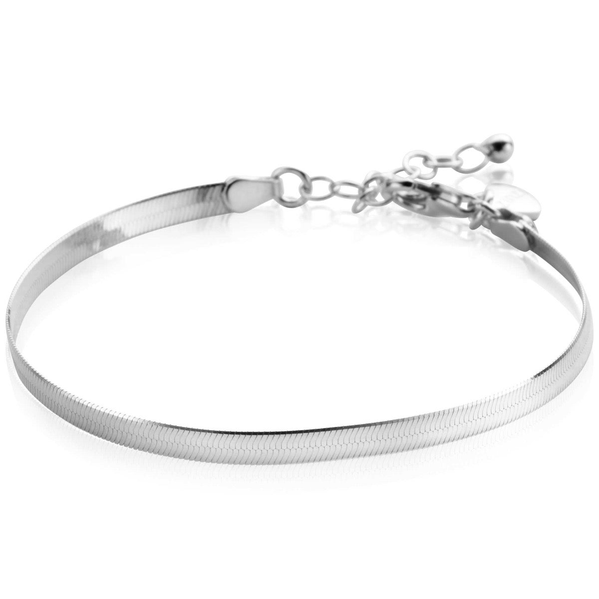 Zilveren armband met een gladde, smalle band en een verlengketting met een sluiting.