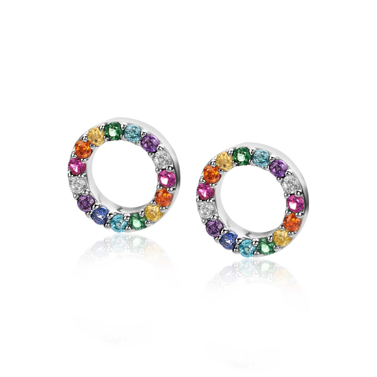 De Zinzi Oorbellen Zilver Zich2170Z zijn zilveren ronde oorknopjes met veelkleurige edelstenen in een regenboogdesign, afgebeeld op een witte achtergrond. Ideaal om te combineren met je favoriete regenboog kleuren oorbedels van Zinzi.
