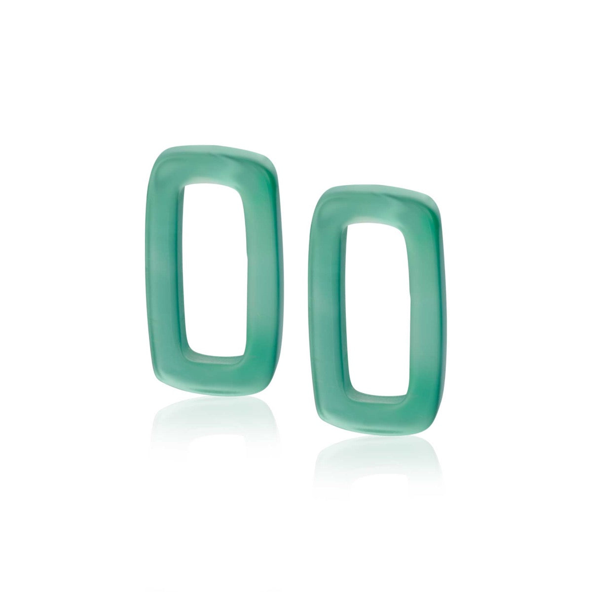 Groene oorbellen met een rechthoekige vorm en een matte afwerking.