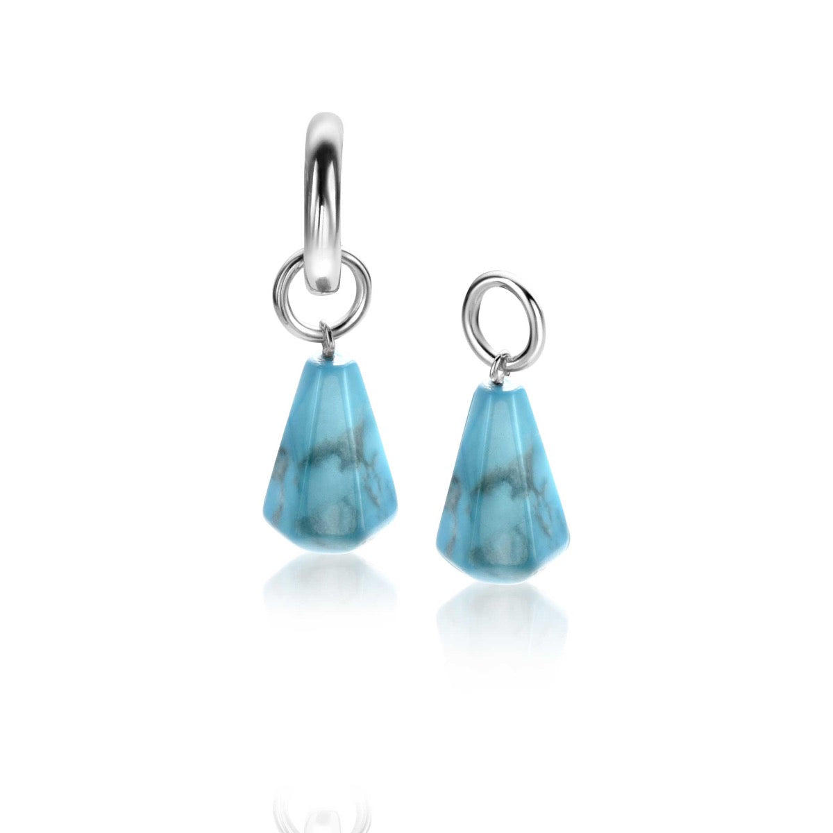 Zilveren oorbellen met een turquoise, facet geslepen druppelvormige hanger.