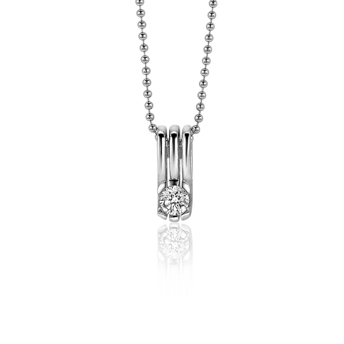 Zilveren hanger met een ronde, fonkelende steen, hangend aan een bolletjesketting.