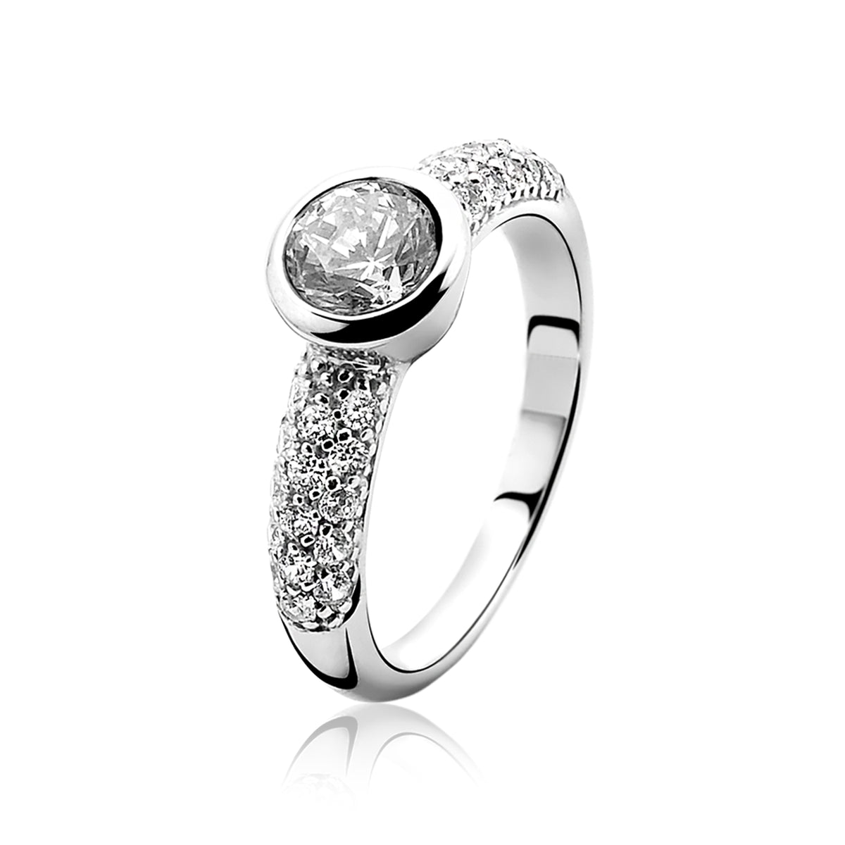 Zilveren ring met een grote ronde zirkonia en sprankelende steentjes aan de zijkanten.