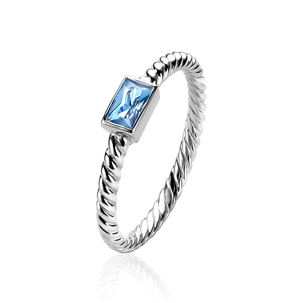 Zilveren ring met gedraaid ontwerp en een rechthoekige lichtblauwe steen.