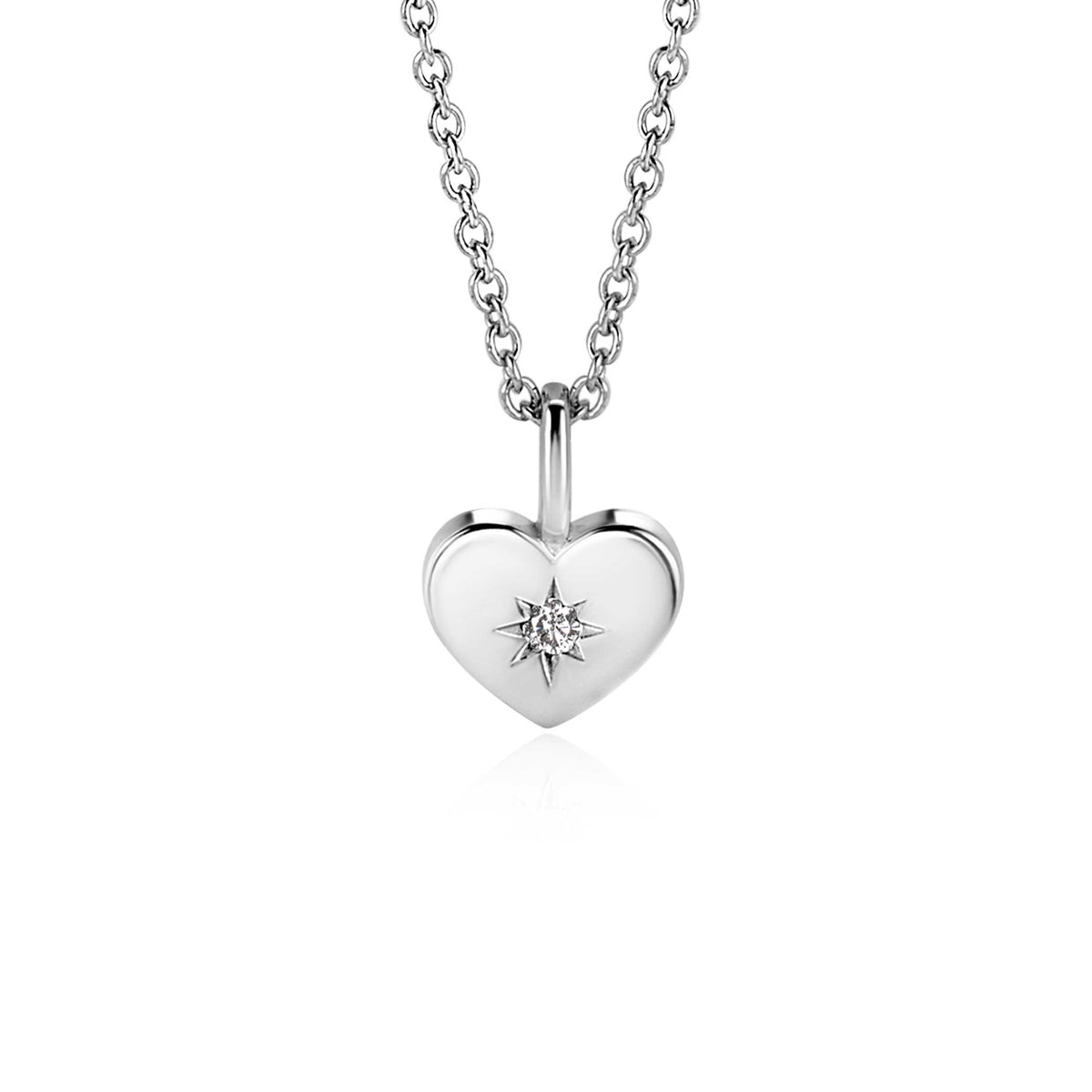 Zilveren hanger in de vorm van een hart met een sterretje, aan een zilveren ketting.