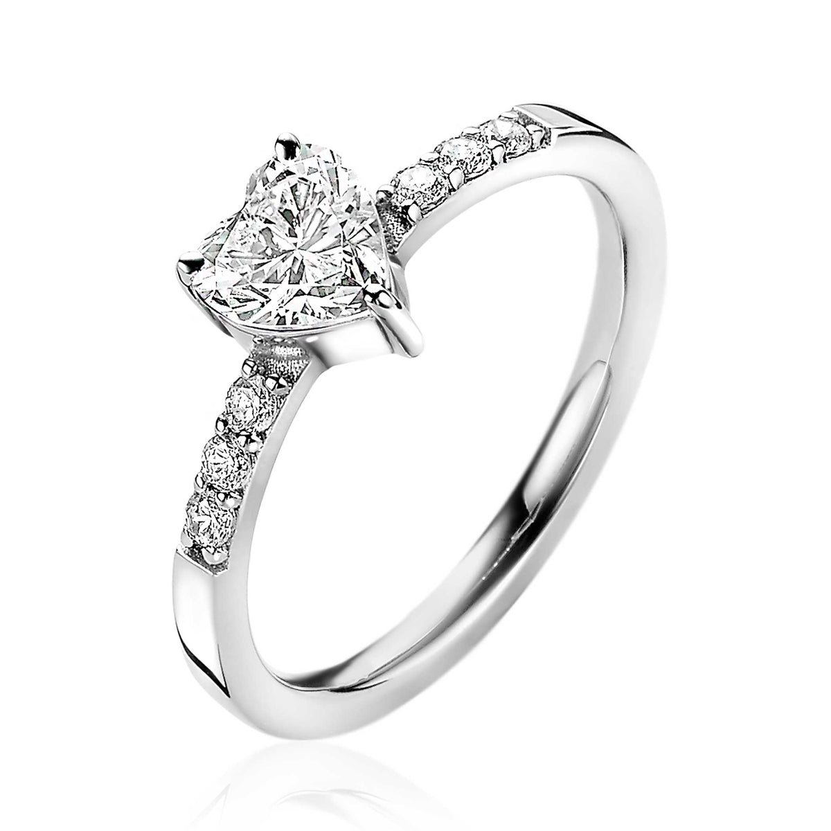 Zilveren ring met hartvormige diamant en kleine steentjes aan de zijkanten.