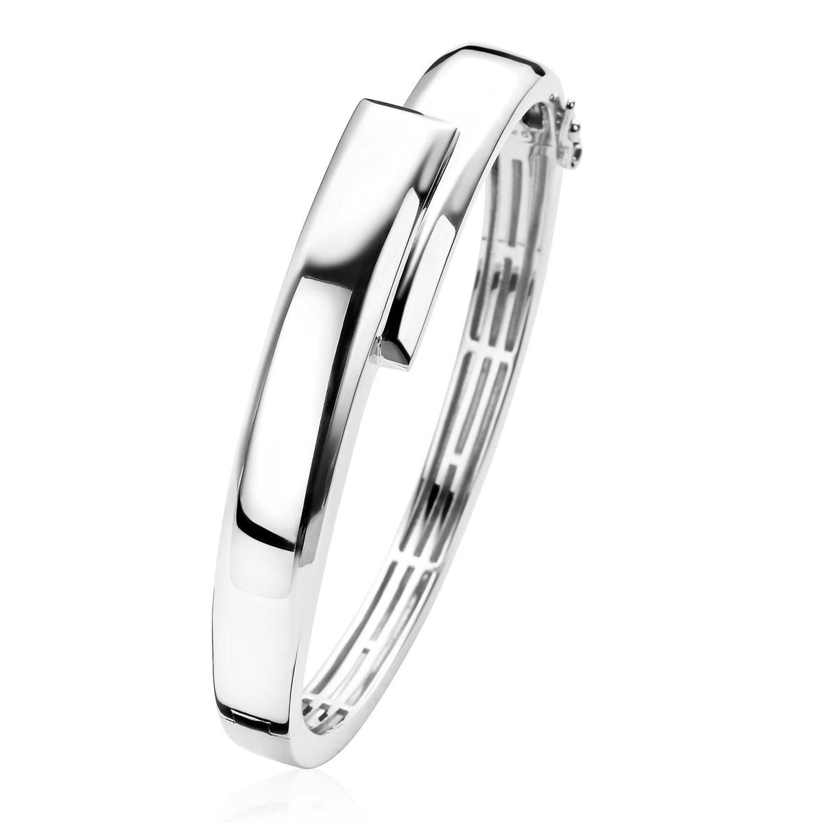 Zilveren armband met een strakke, moderne vormgeving en een glanzende afwerking.