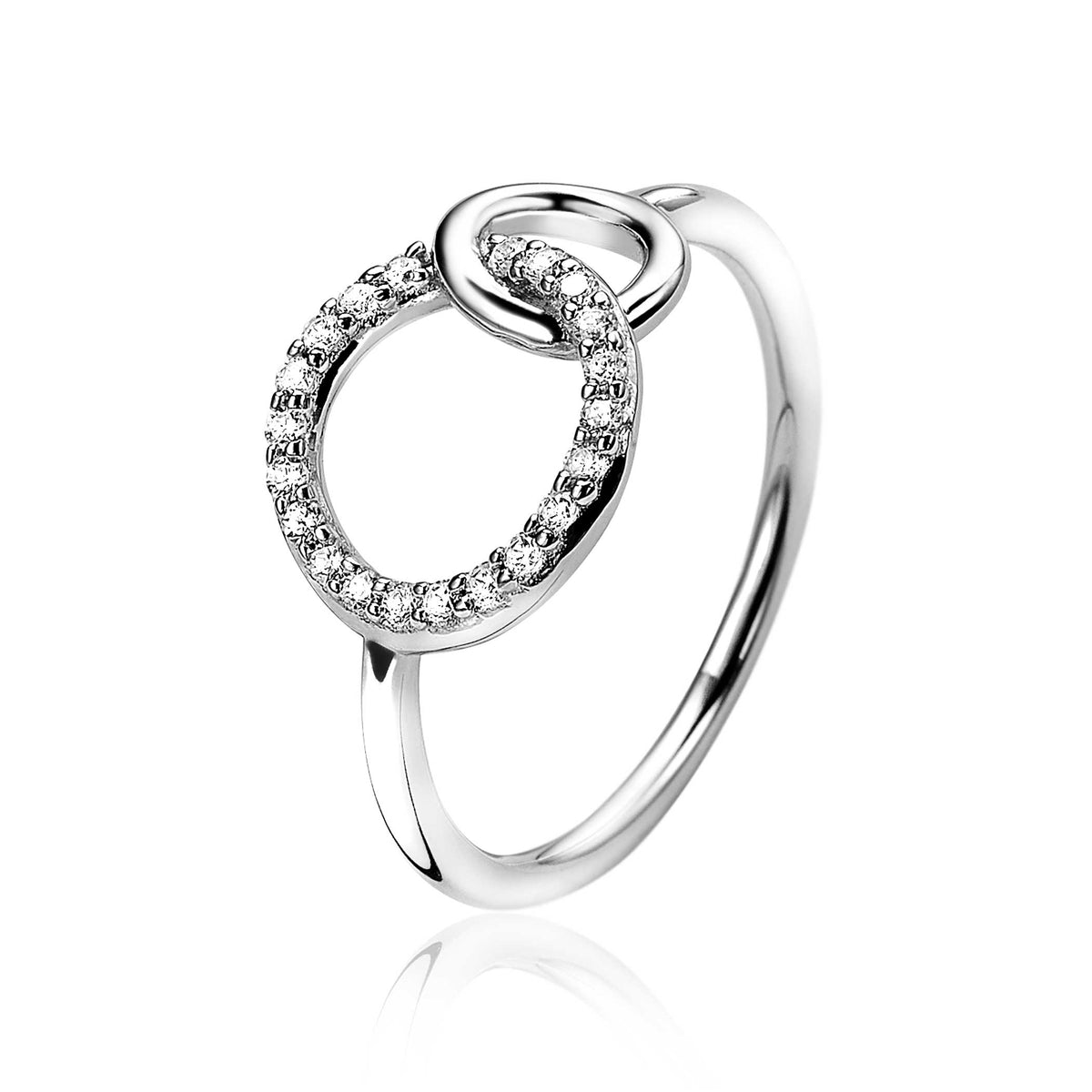 Zilveren ring met een dubbele cirkel, waarvan één bezet met kleine steentjes.