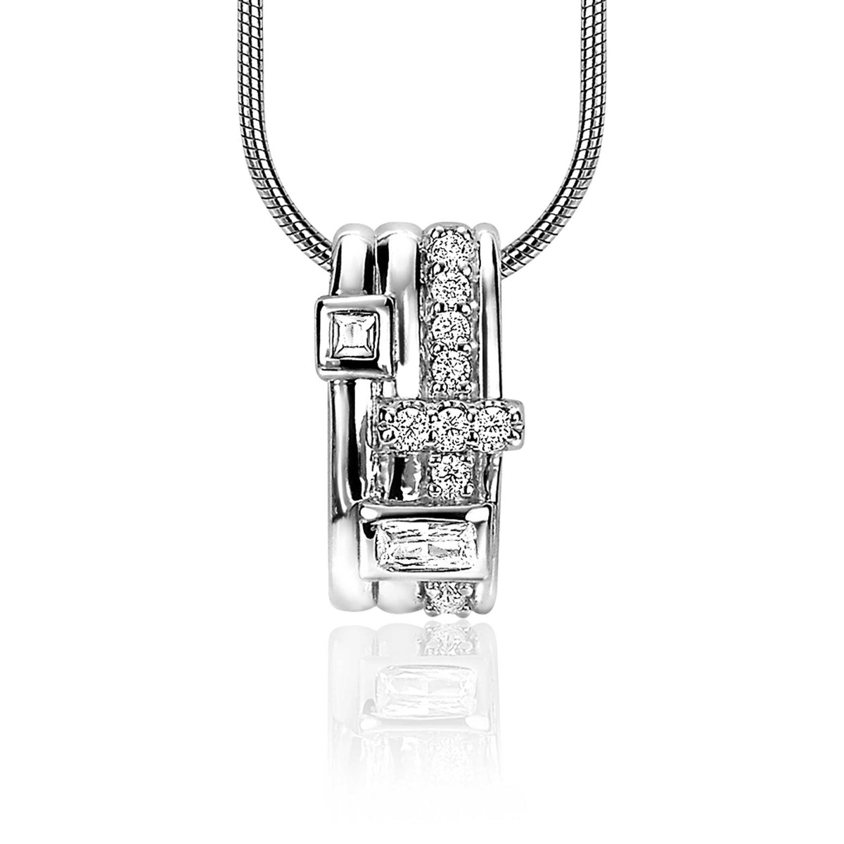 Zilveren hanger met verschillende vormen en glinsterende steentjes, hangend aan een fijne ketting.