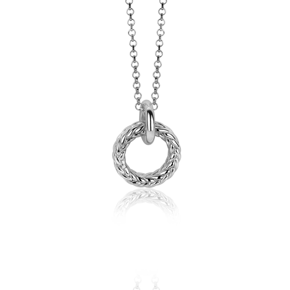 Zilveren hanger in de vorm van een gevlochten ring, hangend aan een fijne schakelketting.