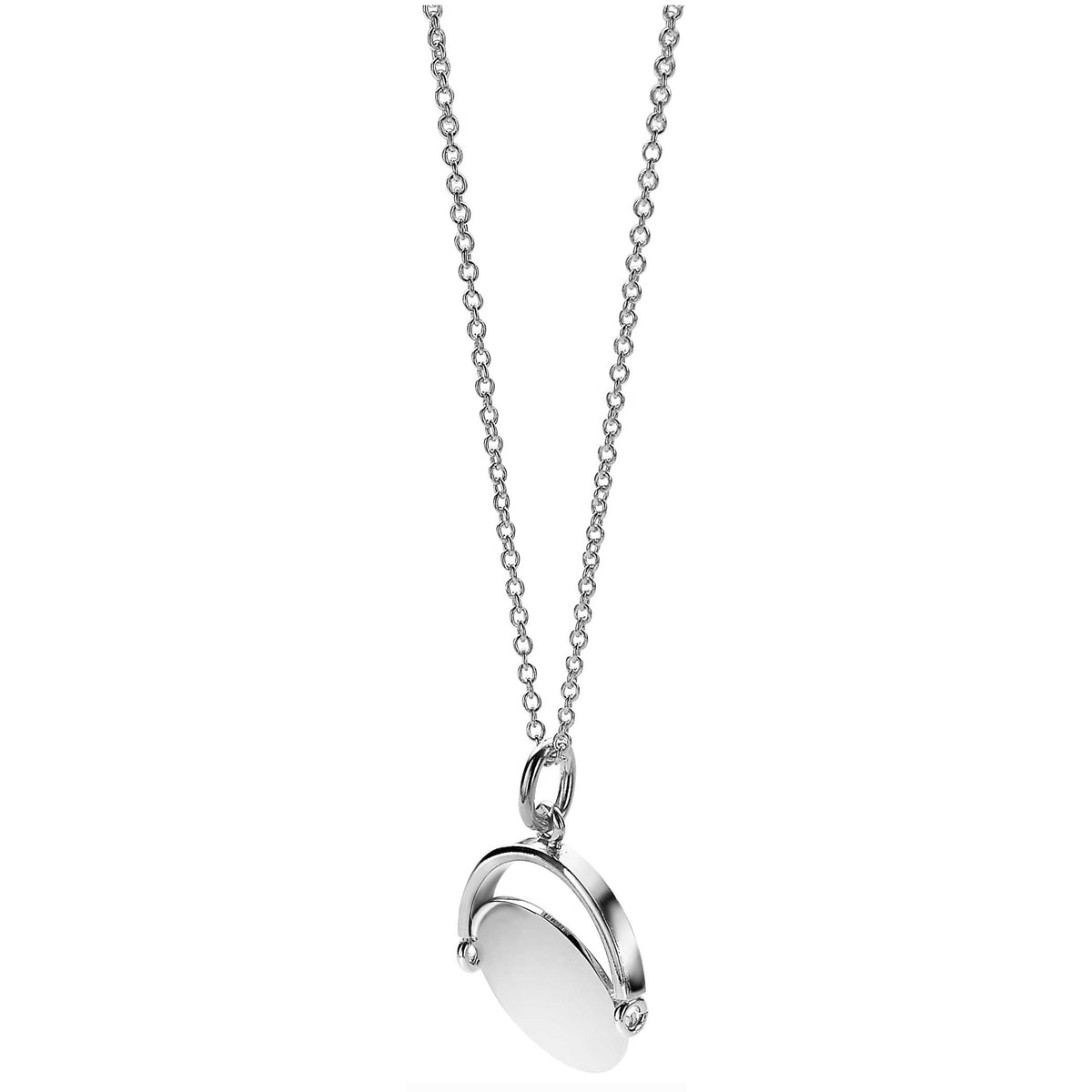 Zilveren hanger met een ronde, witte steen aan een fijne ketting.