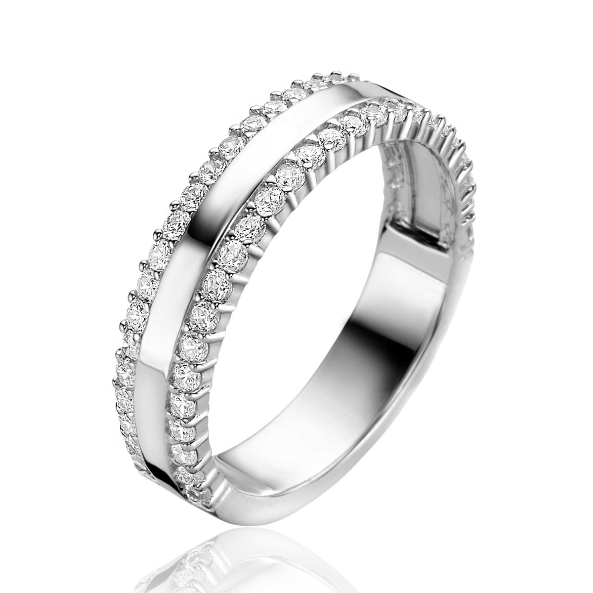 Zilveren ring met een dubbele rij van kleine, sprankelende steentjes aan de bovenkant.