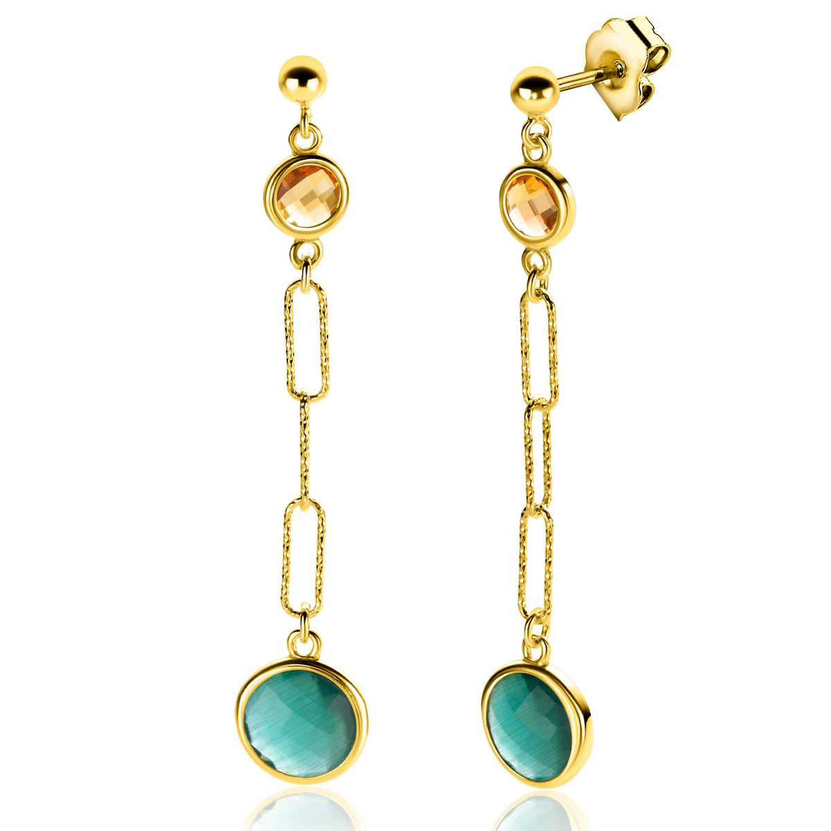Gouden oorbellen met een lange ketting, groene en lichtbruine edelstenen.