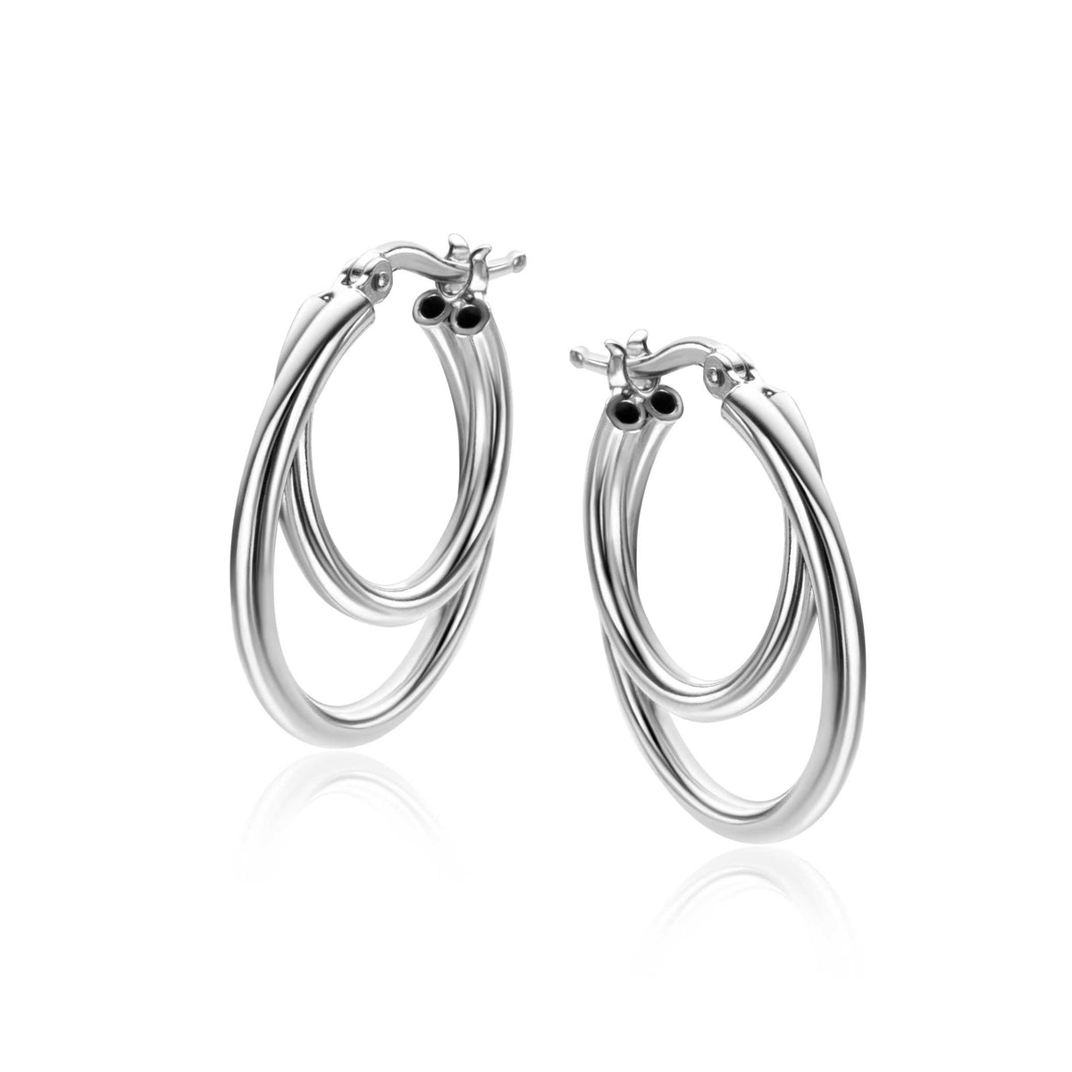 Zilveren oorbellen met dubbele ringstructuur en sluiting.