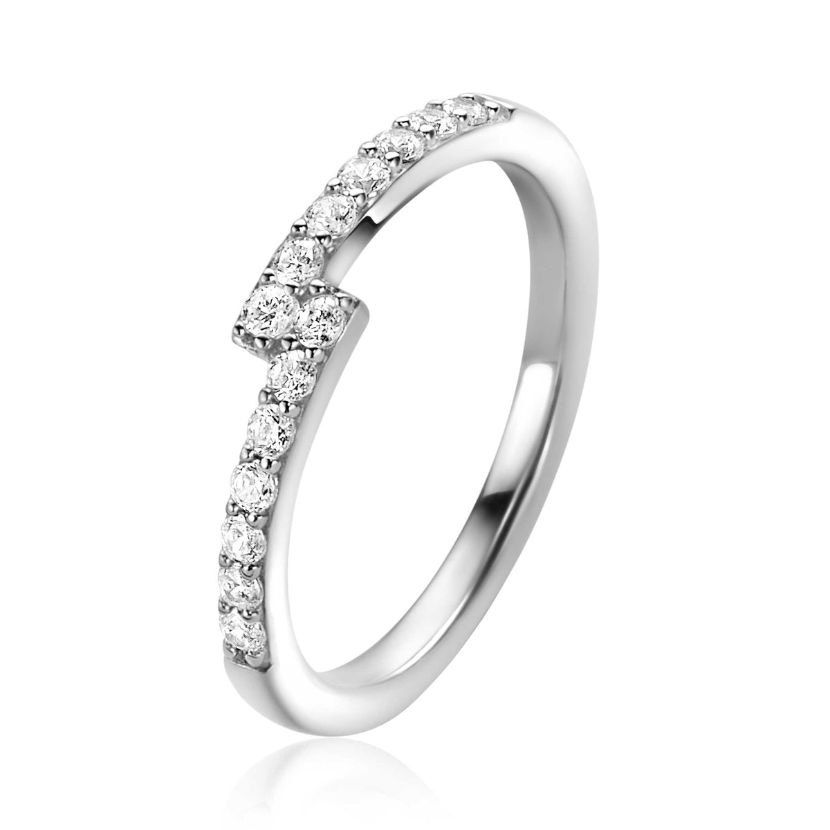 Zilveren ring met een golvende vorm en bezet met kleine, sprankelende steentjes.